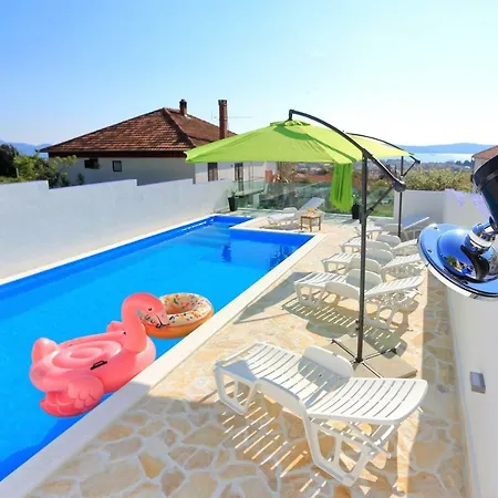 Daire And Pool Nika