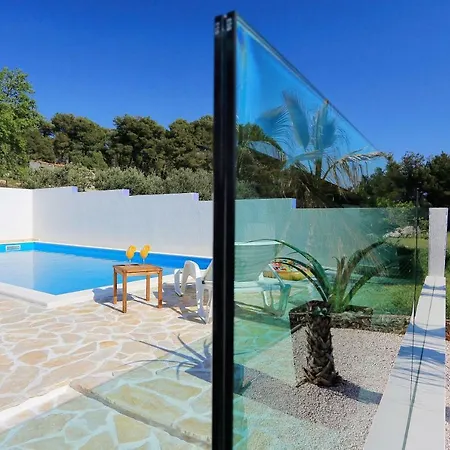 Apartament And Pool Nika *