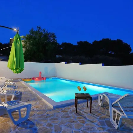 Daire And Pool Nika *