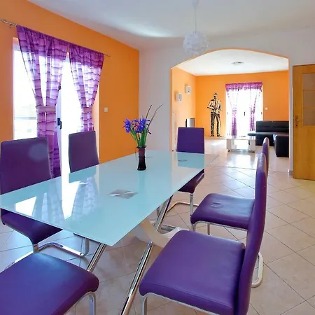 Apartament And Pool Nika